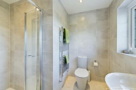 EN-SUITE SHOWER ROOM