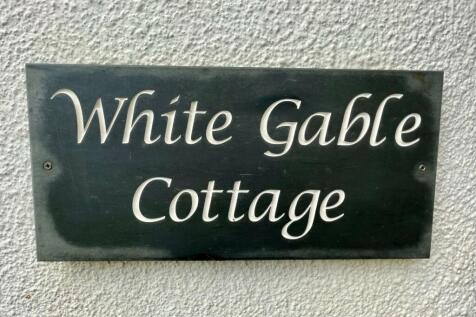 THE ACCOMMODATION COMPRISES: