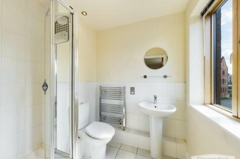 EN-SUITE SHOWER ROOM