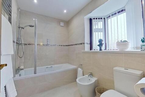 EN-SUITE BATHROOM