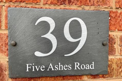 THE ACCOMMODATION COMPRISES: