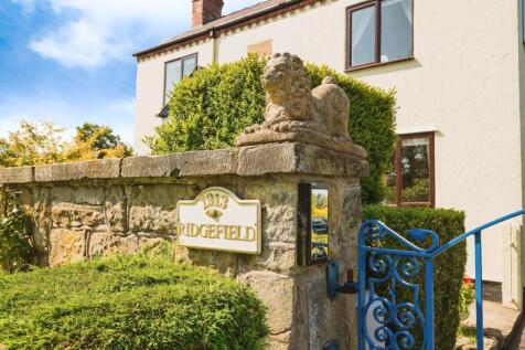 THE ACCOMMODATION COMPRISES: