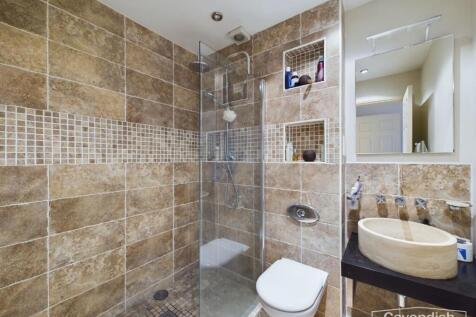 EN-SUITE SHOWER ROOM
