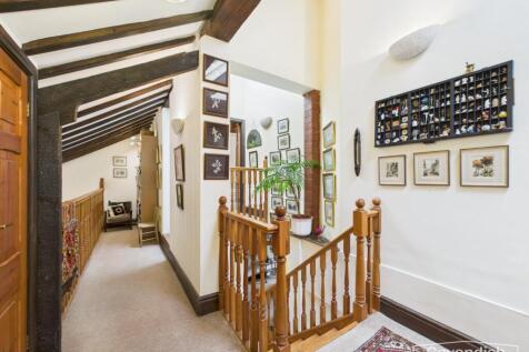 GALLERIED LANDING