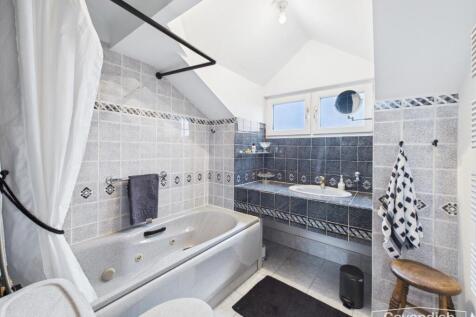 EN-SUITE BATHROOM