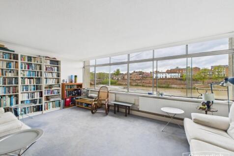 LIVING ROOM/DINING AREA