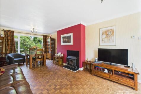 LIVING ROOM/DINING AREA