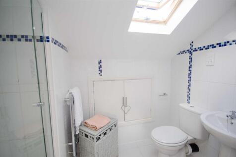 EN-SUITE SHOWER ROOM