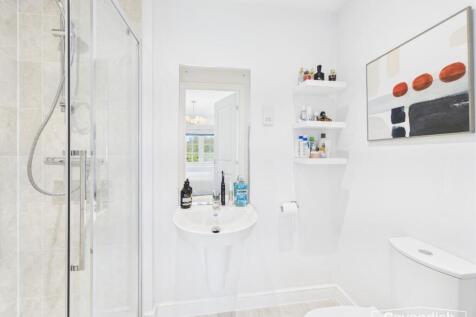EN-SUITE SHOWER ROOM