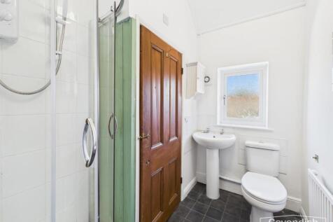 WALK-IN LINEN CUPBOARD
