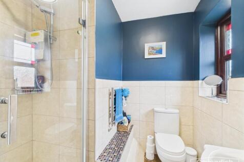 EN-SUITE SHOWER ROOM