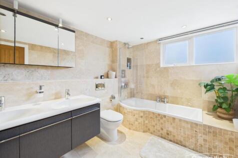 EN-SUITE BATHROOM