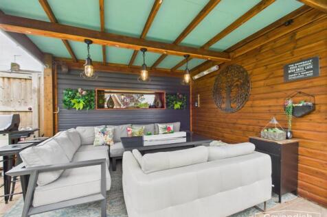 OUTDOOR ENTERTAINING AREA