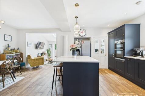 BREAKFAST KITCHEN/DINING AREA &amp; FAMILY ROOM