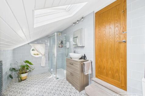 EN-SUITE SHOWER ROOM