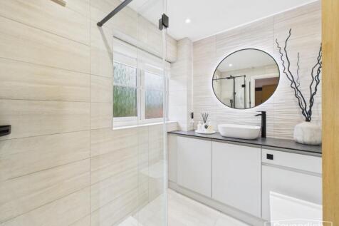 EN-SUITE SHOWER ROOM