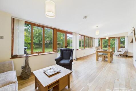 FAMILY ROOM/DINING AREA