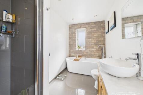 EN-SUITE BATHROOM