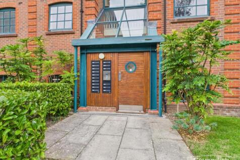 COMMUNAL ENTRANCE HALL