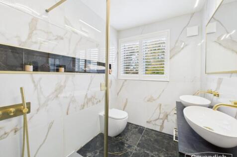 EN-SUITE SHOWER ROOM