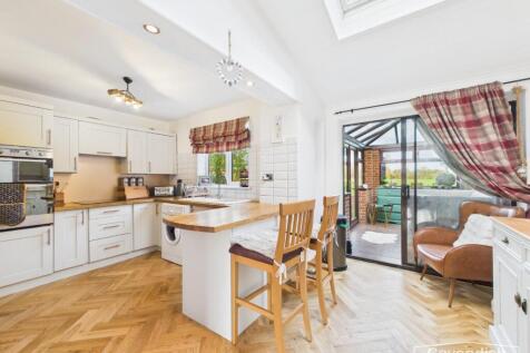 KITCHEN/BREAKFAST AREA