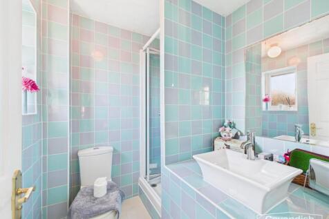 EN-SUITE SHOWER ROOM