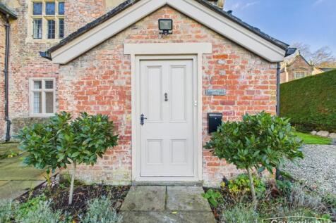 THE ACCOMMODATION COMPRISES: