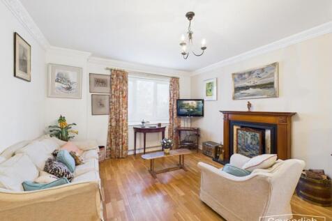 LIVING ROOM/DINING AREA