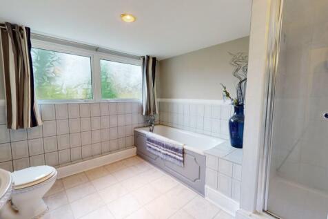 EN SUITE BATHROOM