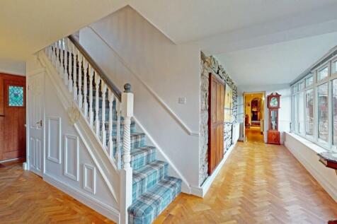 L-SHAPED RECEPTION HALL