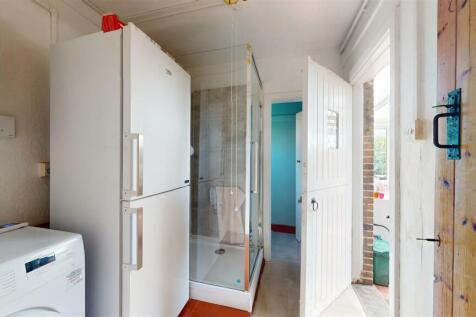 UTILITY/SHOWER ROOM