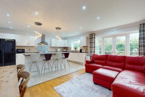 KITCHEN/FAMILY ROOM