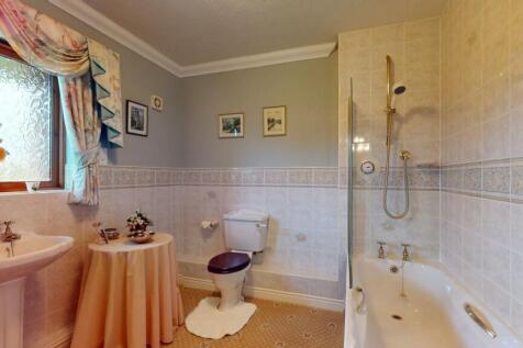 EN SUITE BATHROOM