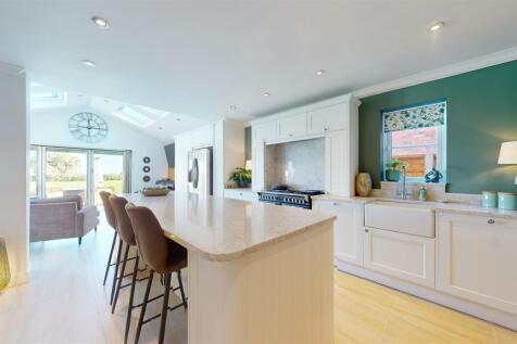 KITCHEN/FAMILY ROOM