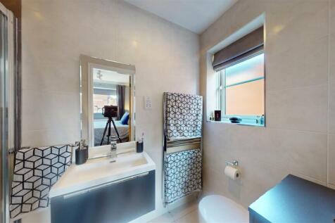 EN SUITE SHOWER ROOM