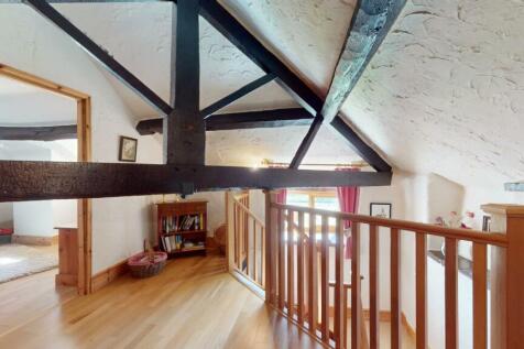 FIRST FLOOR LANDING