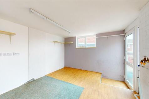 STUDIO/UTILITY ROOM