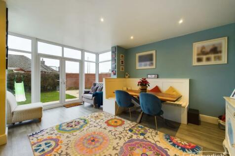 DINING/FAMILY AREA