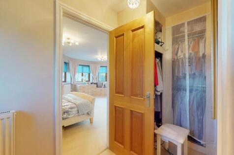 WALK-IN DRESSING ROOM