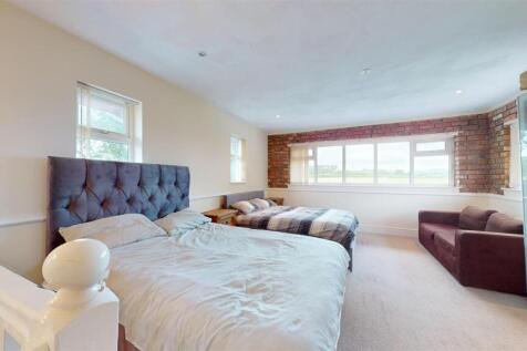 FIRST FLOOR BEDROOM