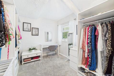 DRESSING ROOM/BEDROOM 5