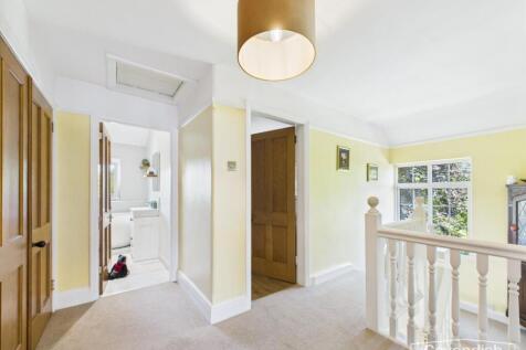 FIRST FLOOR LANDING