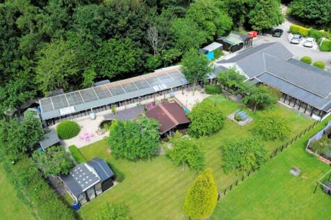 THE ACCOMMODATION COMPRISES:
