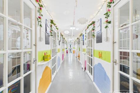 SIDE HALLWAY