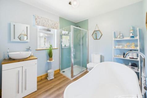 ENSUITE BATHROOM