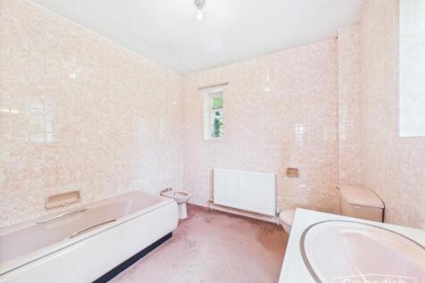 EN-SUITE BATHROOM