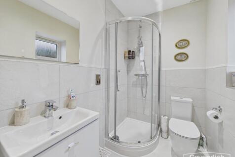 EN-SUITE SHOWER ROOM
