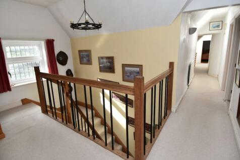 FIRST FLOOR GALLERIED LANDING