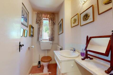 SEPARATE CLOAKROOM