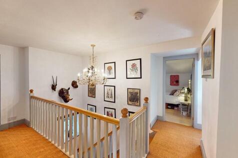 FIRST FLOOR GALLERIED LANDING